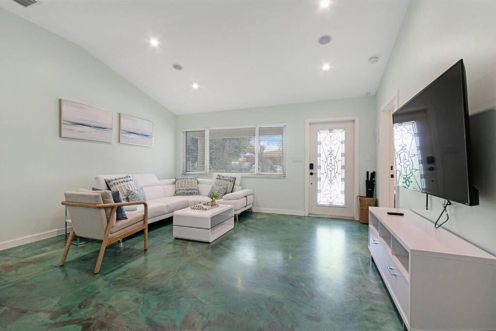 Heated Pool I Soundproof Home I Firepit I 630Mbps Hollywood Bagian luar foto