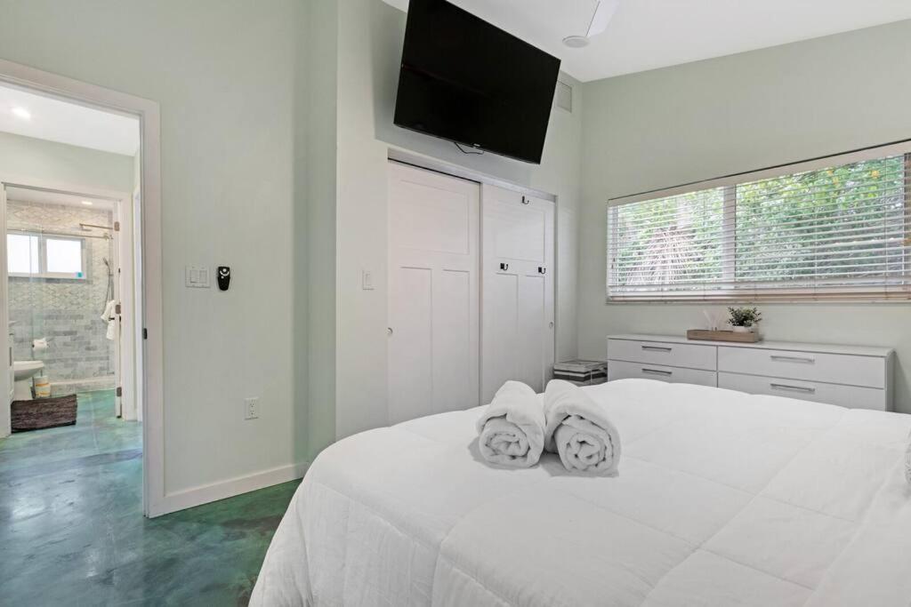 Heated Pool I Soundproof Home I Firepit I 630Mbps Hollywood Bagian luar foto